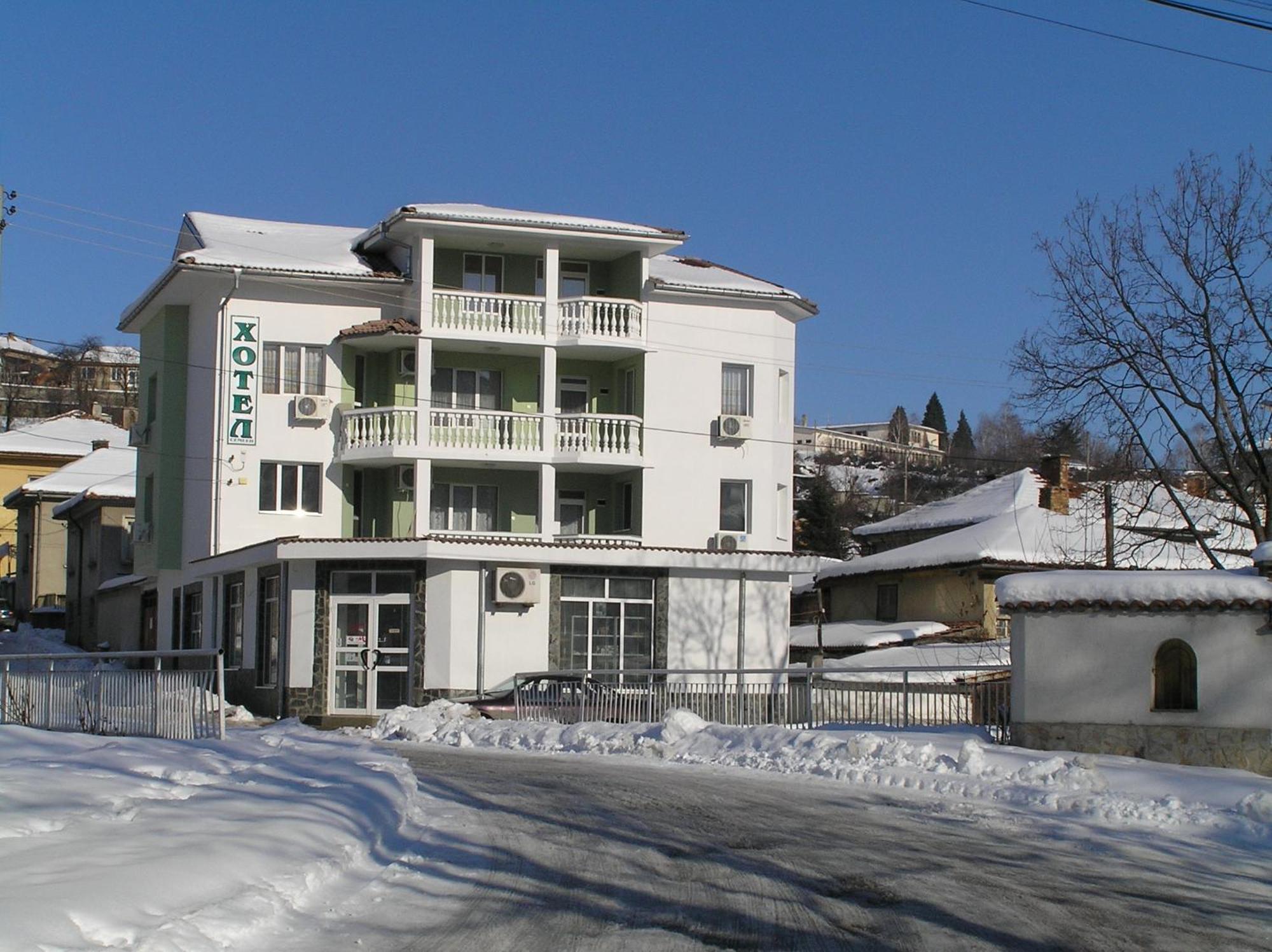 Karadzhovy Guest House Kalofer Extérieur photo