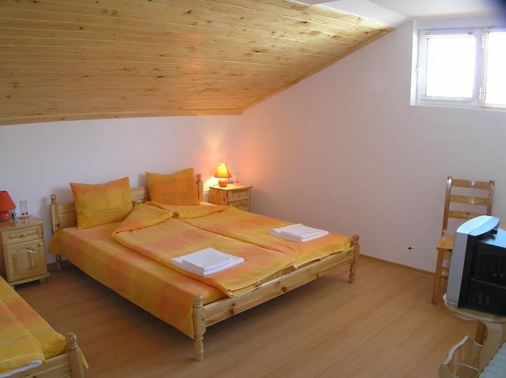 Karadzhovy Guest House Kalofer Extérieur photo